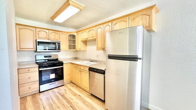 Building Photo - Darling, Entry Level, Corner-End Condo Uni...