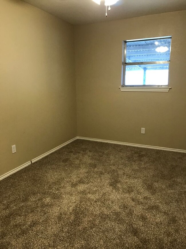 Building Photo - 4 bed 2 bath home