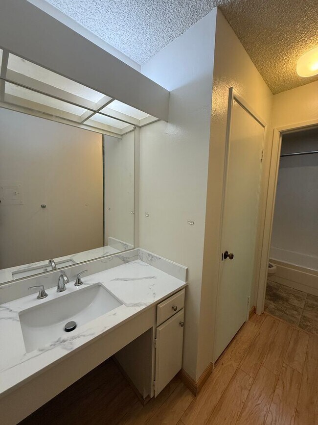 Building Photo - 1 bed 1 bath available in the Arden area of Sacramento!