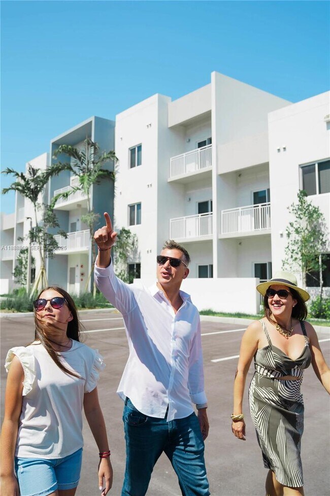 Building Photo - 610 NE 2nd St