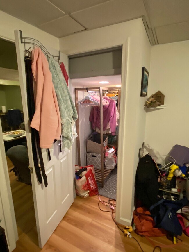 Closet Master bedroom - 8012 Harpers Ln