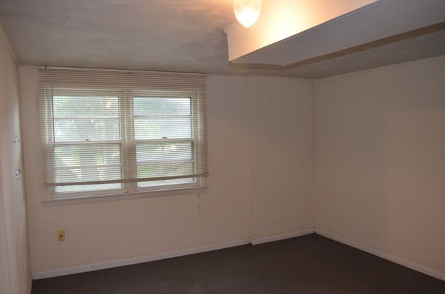 Building Photo - 3 bed, 2 bath home in Parkade area