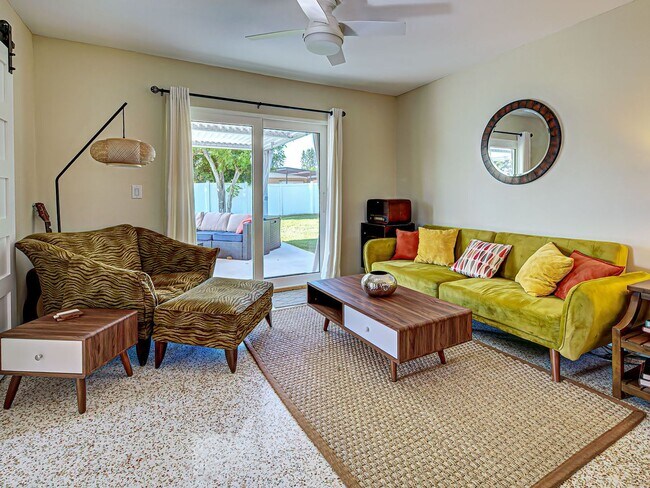 Building Photo - Seasonal Rental Near Venice – Pet-Friendly...