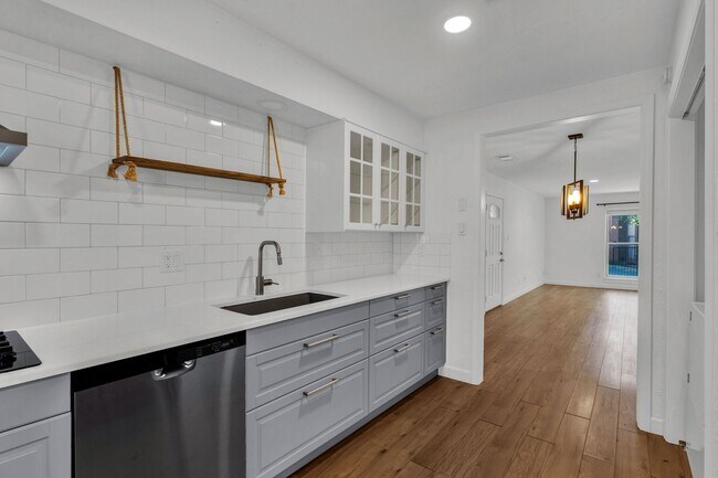 Building Photo - Spacious Poolside Condo!