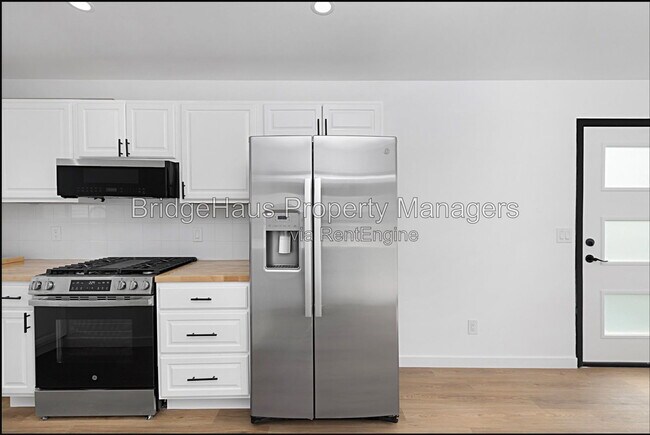 Building Photo - 4656 Santa Monica Ave