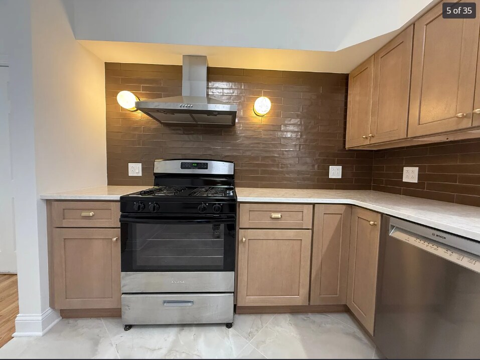 Building Photo - 3706 N Wilton Ave