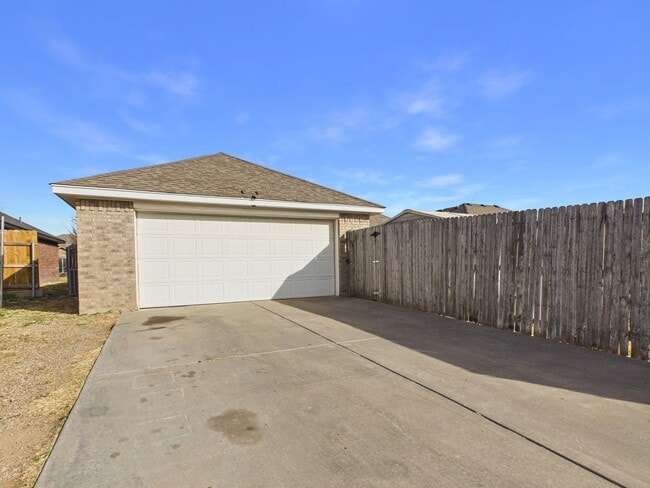 Building Photo - 4 bedroom in City View!