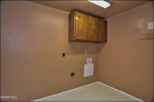 Building Photo - 9004 Acatlan Ln