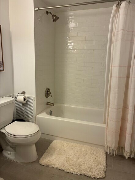 Building Photo - 5300 NE 24th Ter