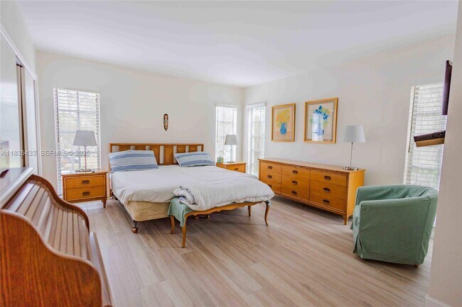 Building Photo - 2751 N Palm Aire Dr