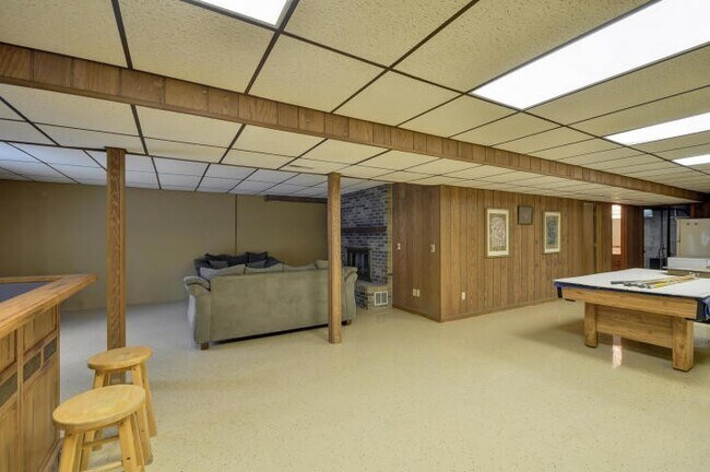 Building Photo - Spacious 4-Bedroom Home with Attached Garage in Salem Lakes