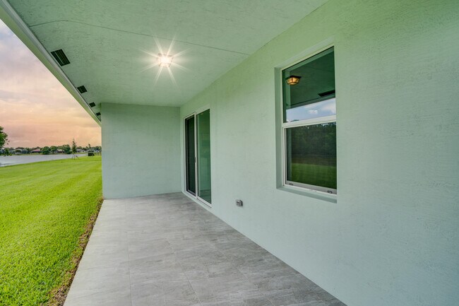 Building Photo - 388 SW Vista Lake Dr