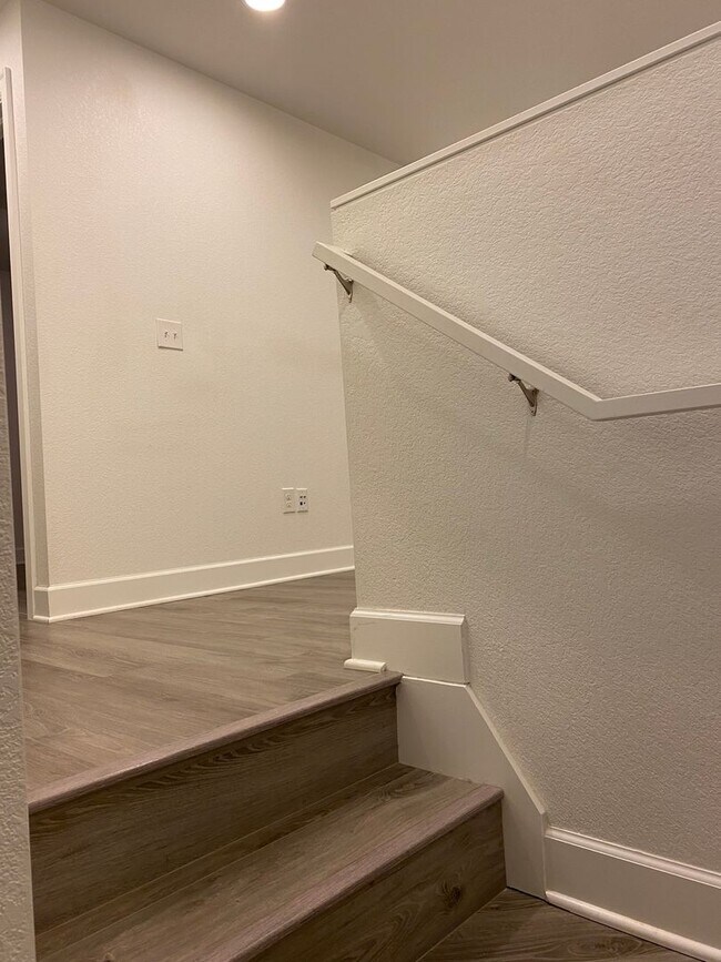 Building Photo - Luxury Townhome!