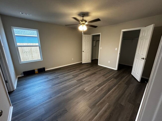 Building Photo - Brand Sparkling New 3 bedroom 2 bathroom h...