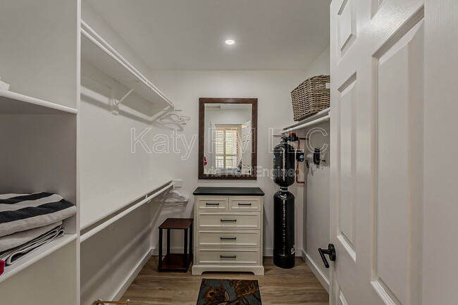 Building Photo - 9708 E Vía Linda