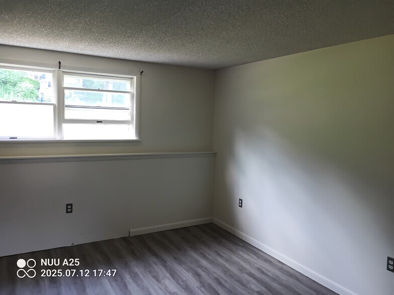 Building Photo - 1580 Four Mile Dr