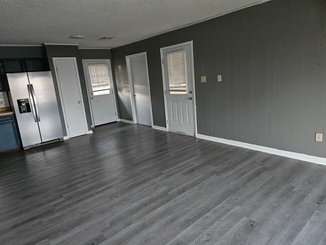 Building Photo - 3 Bed/1.5 Bath Brick House