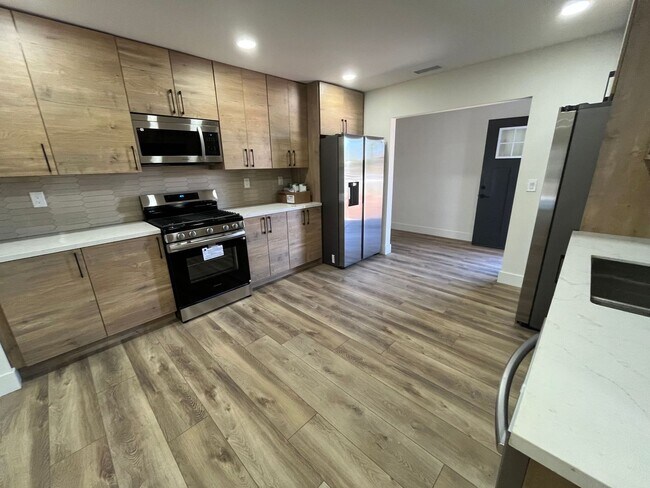 Primary Photo - Remodeled in 2025!! Modern Big 7 Bedroom H...