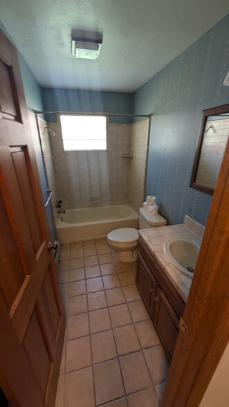 Building Photo - 202 Hillcrest Dr