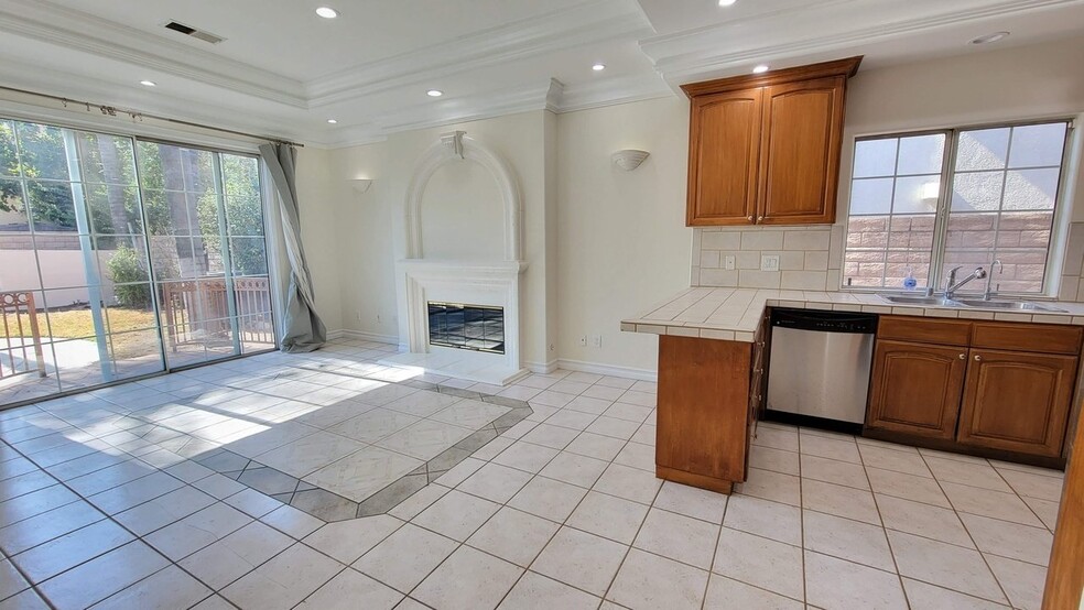 Building Photo - 6145 Shadyglade Ave