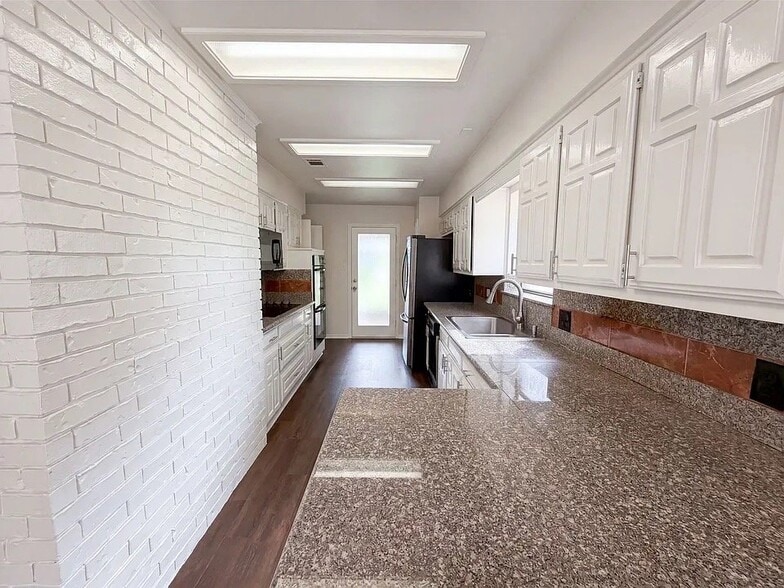 Building Photo - 722 S Forest Ln