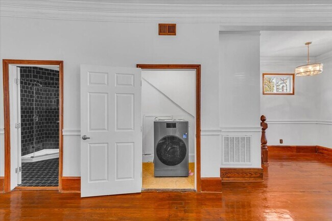 Building Photo - Beautiful 4 bedroom home downtown