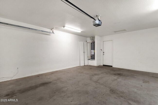 Building Photo - 509 E Daniella Dr