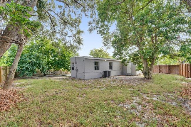 Building Photo - 1628 NW 11th St