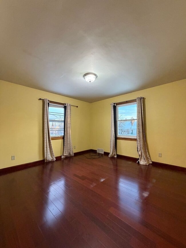 Building Photo - AVAILABLE NOW! - 2 Bed 1 Bath Home!