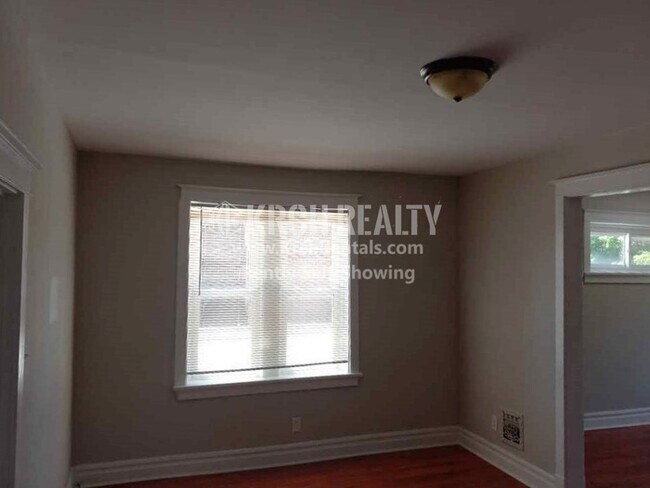 Building Photo - Large, Open House with 3 Bedrooms and 2 Ba...