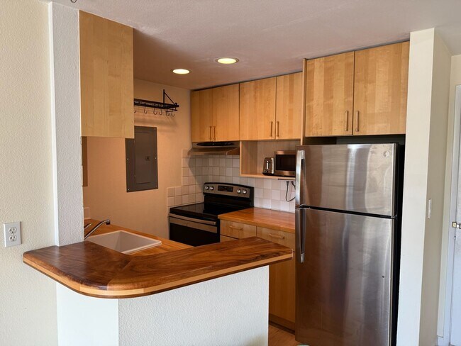 Building Photo - Lake Washington waterfront living with lak...