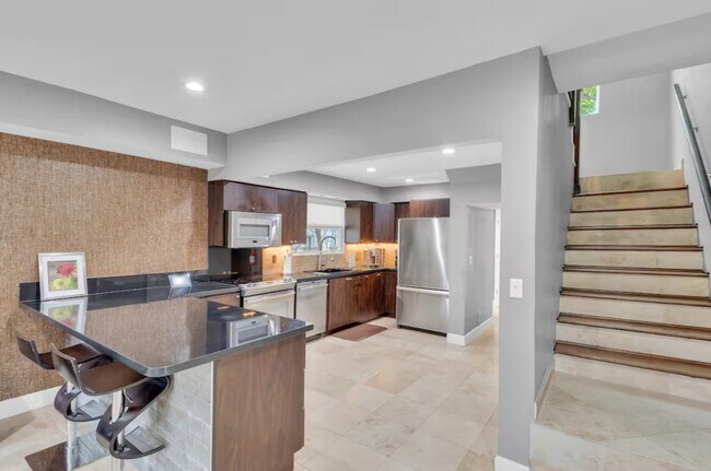 Building Photo - 200 NE 16th Ave