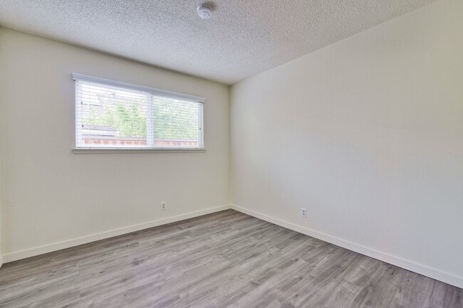 Building Photo - Nicely Refreshed Single Story 4 BR/2BA Gre...