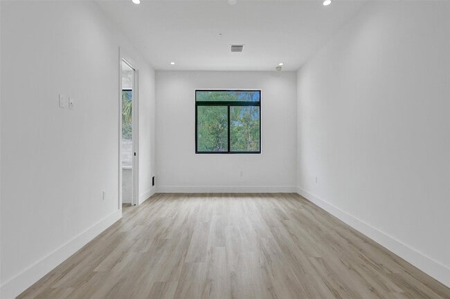 Building Photo - 606 SW 7th Ave