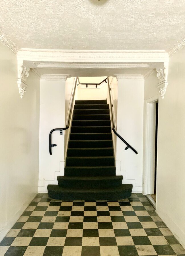 Building Photo - 1BR/1BA. Bay Windows, Laundry On-Site. GAR...