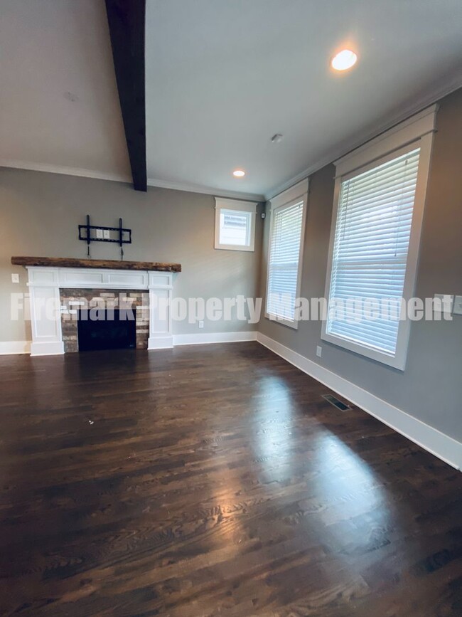 Building Photo - ** Move In Special ** Spacious Newer Built...