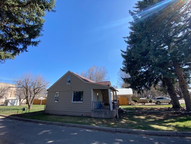 Building Photo - Quiet Corner Lot House with Large Backyard