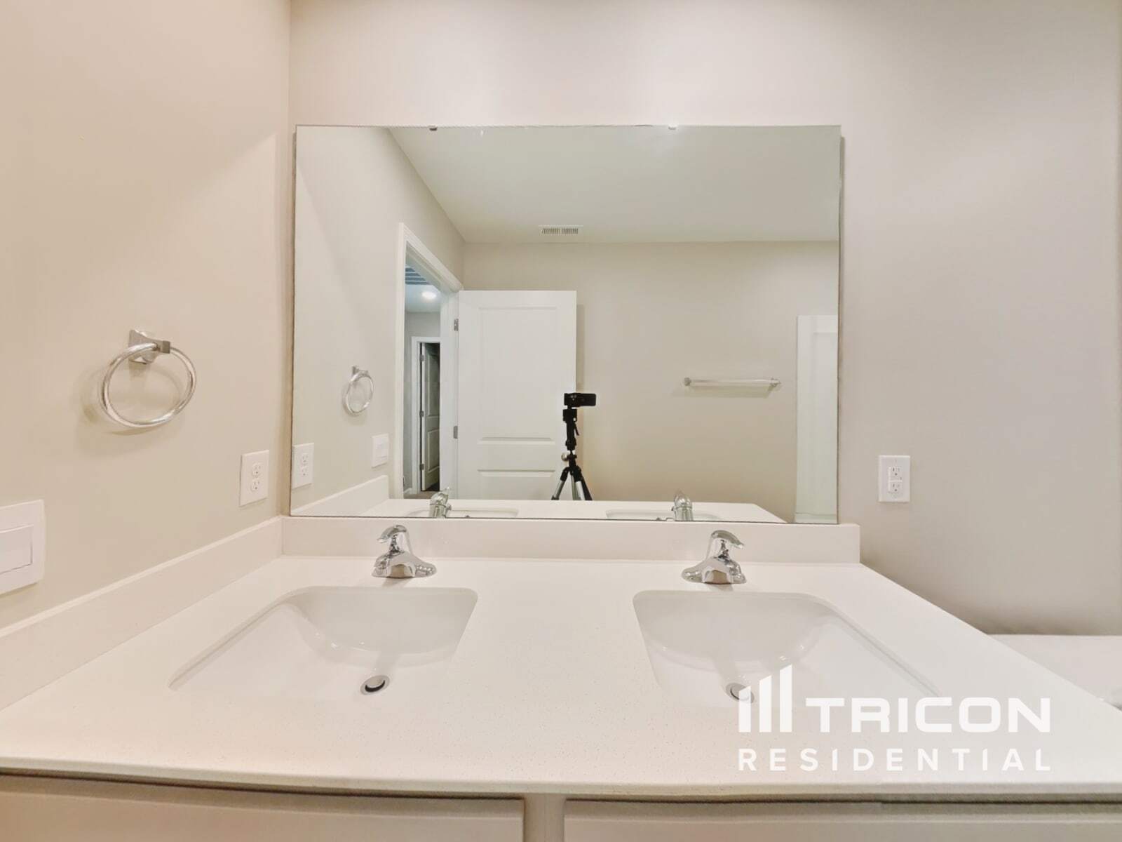 Building Photo - 5235 Ironwood Dr