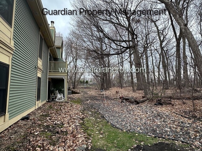 Building Photo - Plymouth Town Home, 1 Car Garage, Dishwasher, In Unit Laundry, Patio
