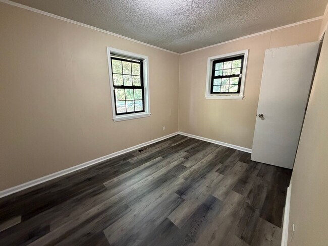 Building Photo - 3 Bedroom Brick Home