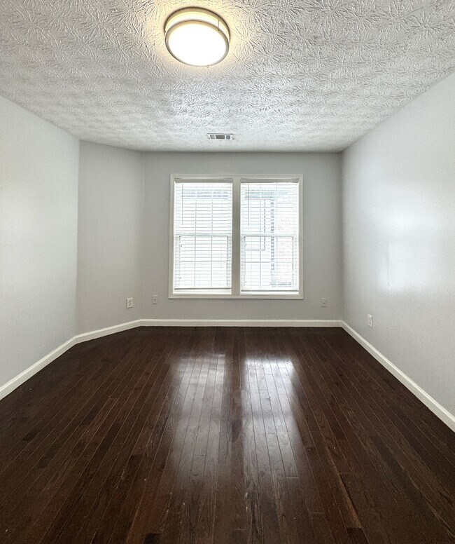 Building Photo - 675 Manor Glen Dr