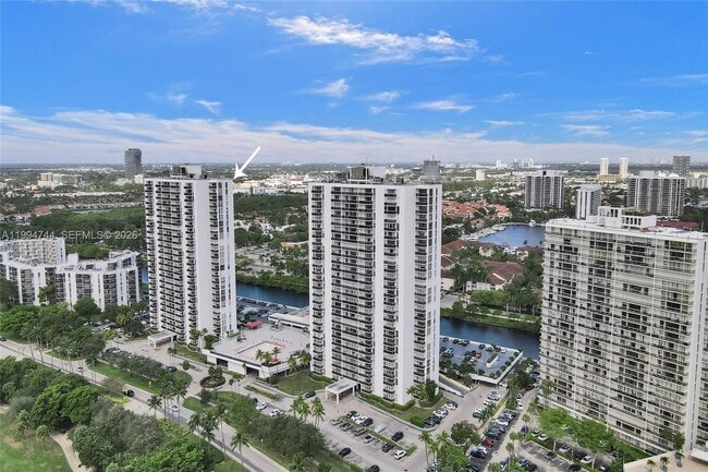 Building Photo - 3625 N Country Club Dr