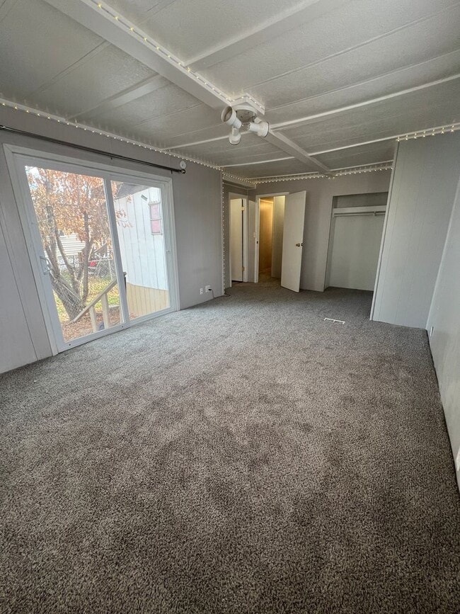 Building Photo - Large Three Bedroom In Chubbuck