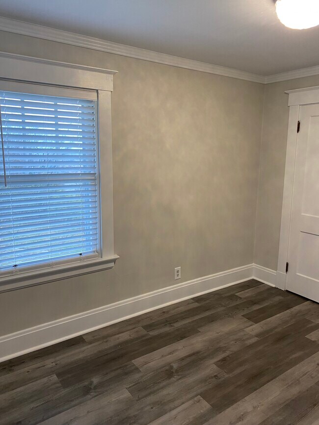 Building Photo - 2303 Center St