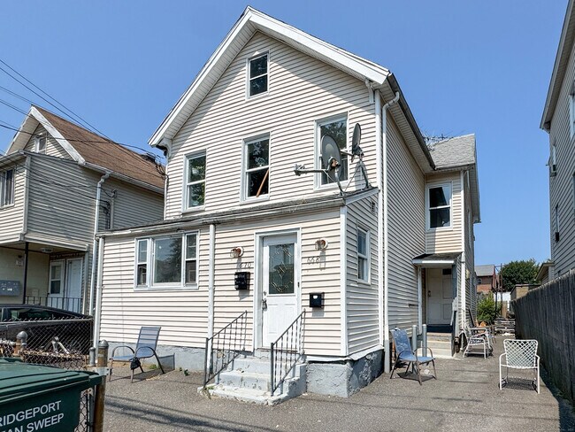 Building Photo - 668 Grand St