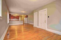 Building Photo - Large charming 3 bedroom 2 bath with oversized master bedroom that has its own private bath!