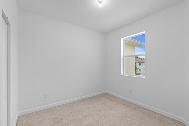 Building Photo - 4667 Hollister Ave