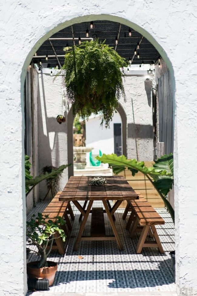 Building Photo - 717 Forest Hill Blvd