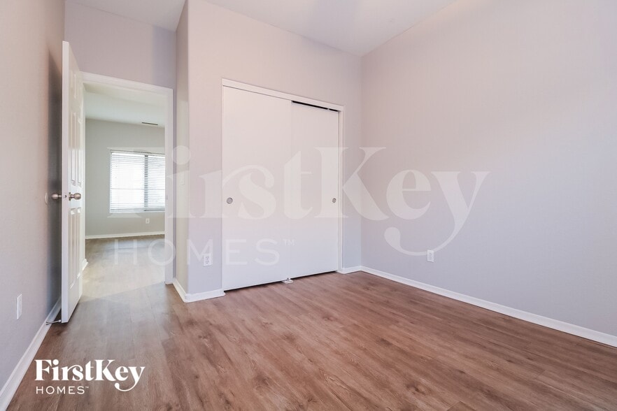 Building Photo - 601 W Elm Ln