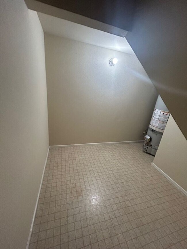 Building Photo - Charming 3 Bedroom, 2.5 Bathroom Condo in ...